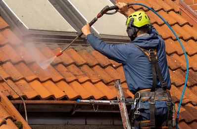 Démoussage et hydrofuge de toiture à Plougonver